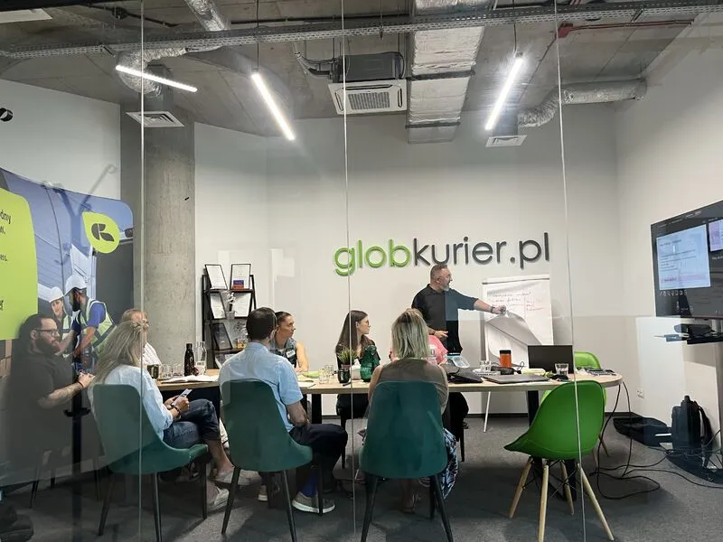 Andrzej Mika prowadzi warsztaty w biurze GlobKurier
